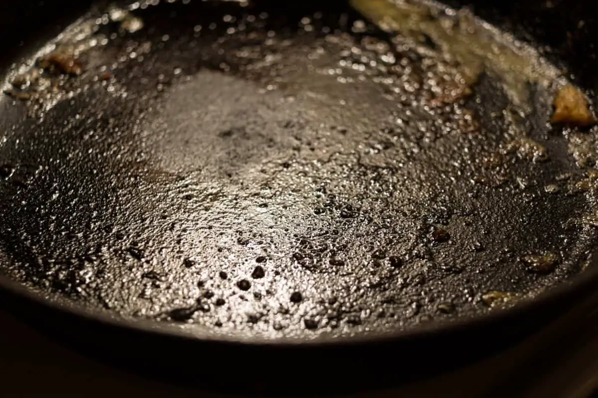 Cleaning burnt grease from frying pans