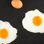 Do fried eggs absorb oil?