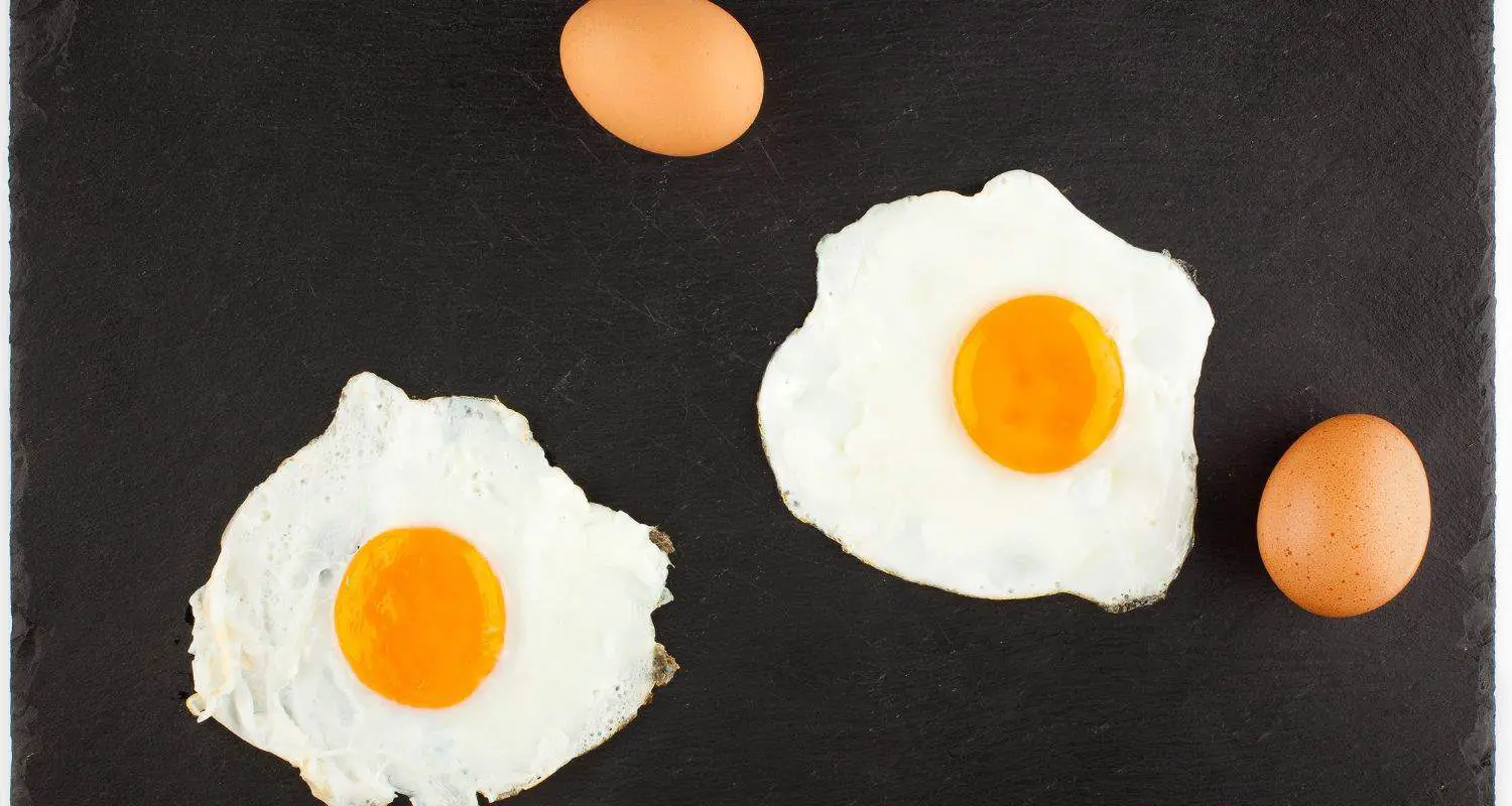 Do fried eggs absorb oil?