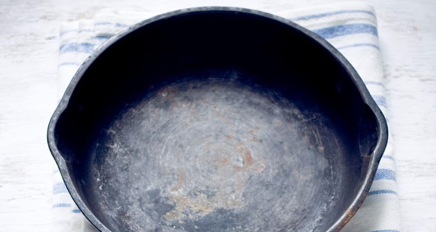 Can you cook in a cast iron skillet with rust?