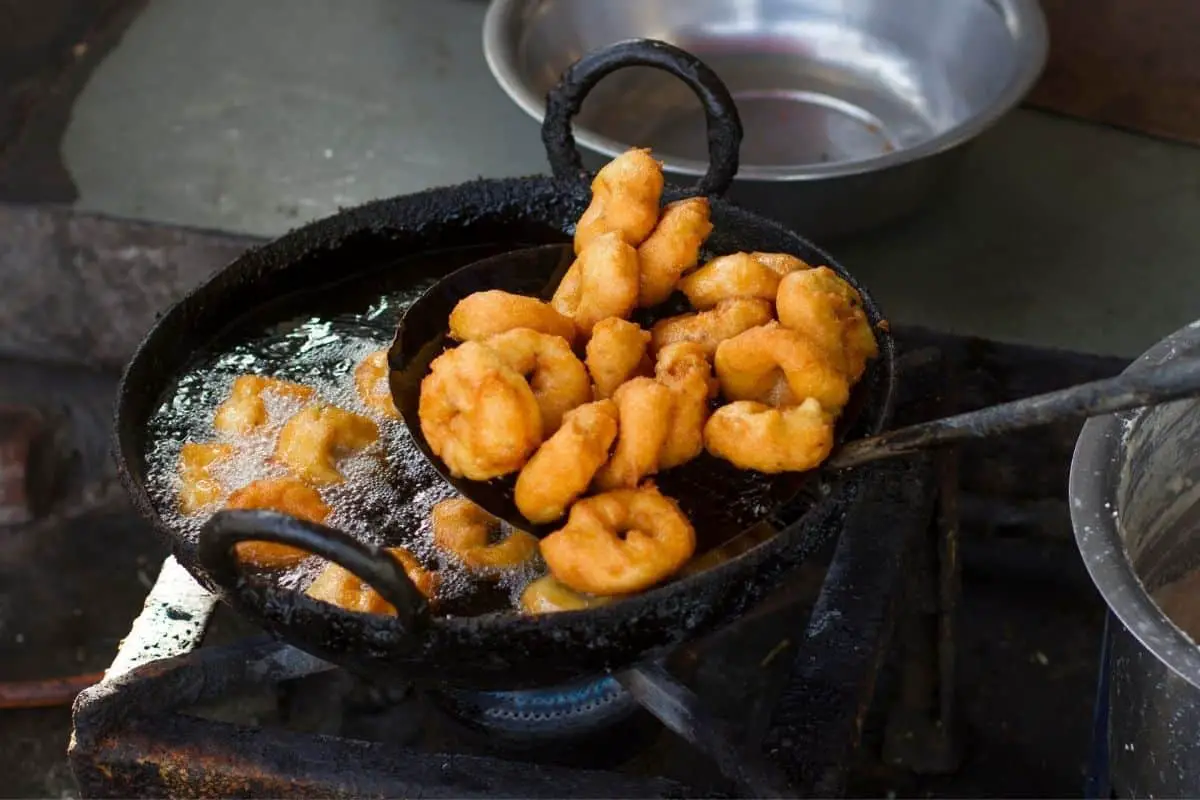 Why do medu vada burst while frying?