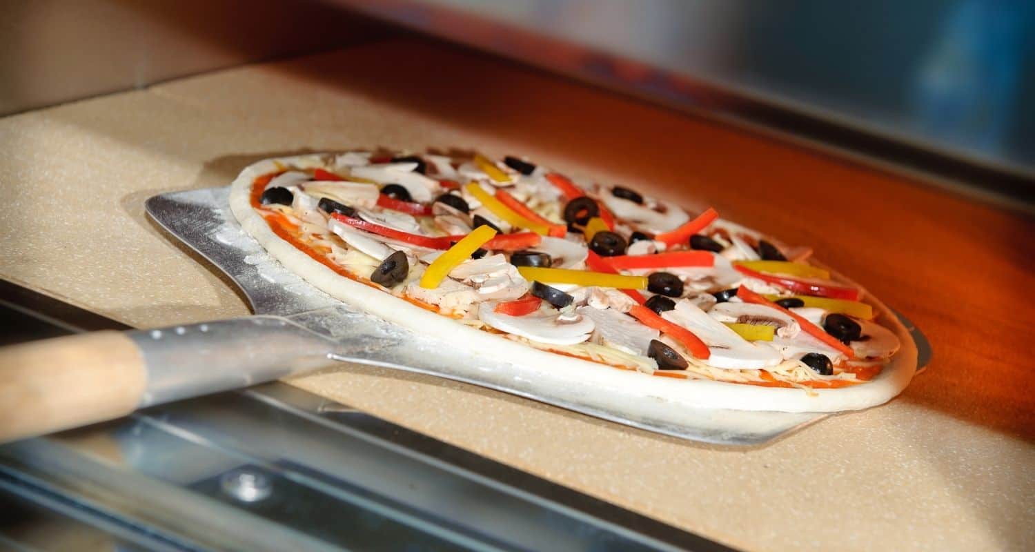 Can you cook pizza in the oven without a tray?